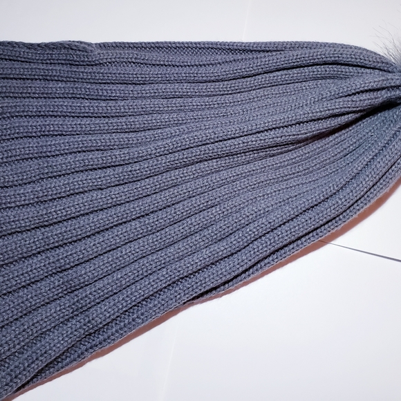 NWOT Grey Ribbed Cuffed Beanie w/ Pom-Pom - Picture 2 of 5